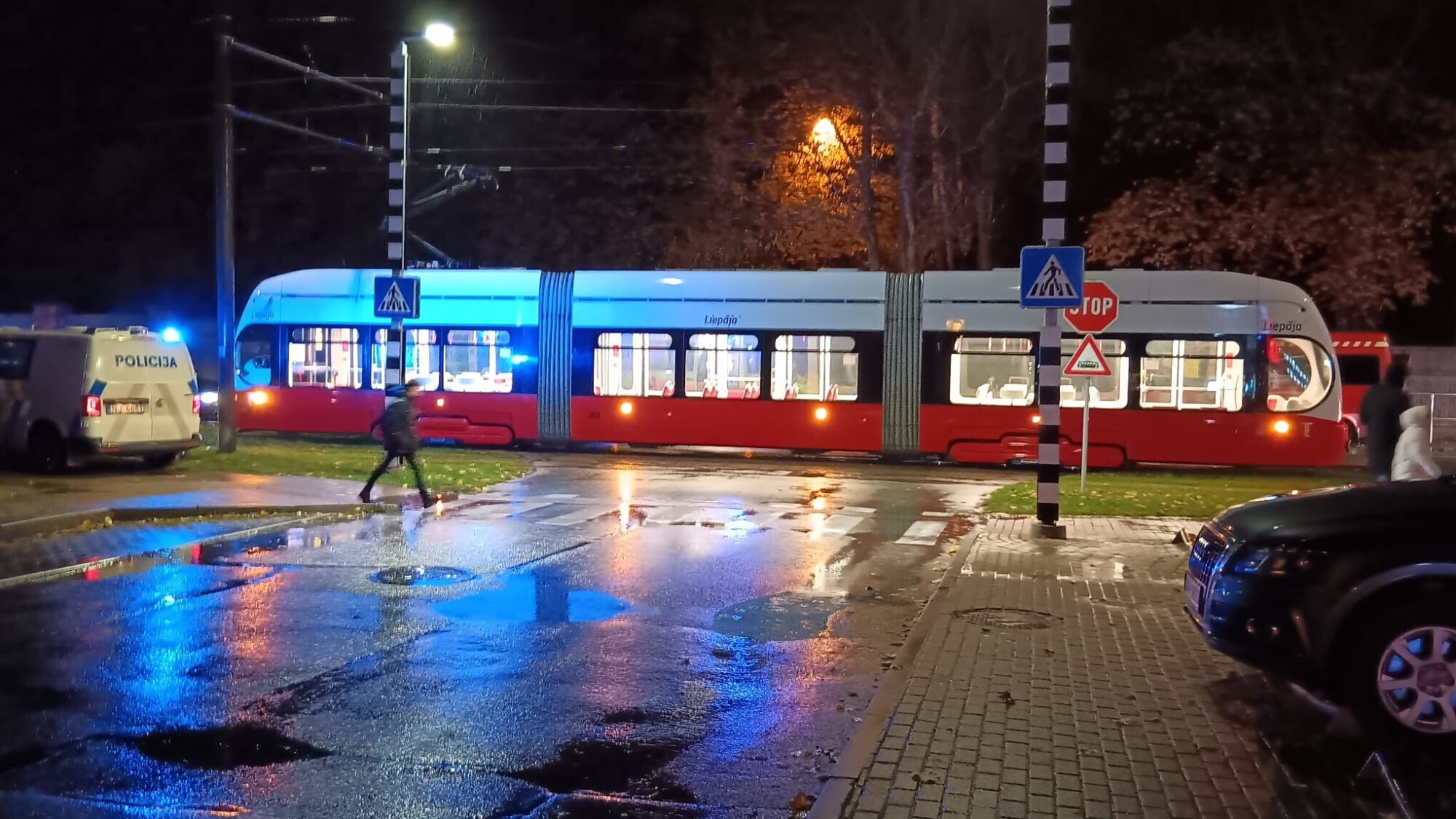 Video: Ceturtdienas vakarā avārija Klaipēdas ielā apturēja tramvaju kustību. Negadījumā cieš gan tramvaja, gan automašīnas vadītāja