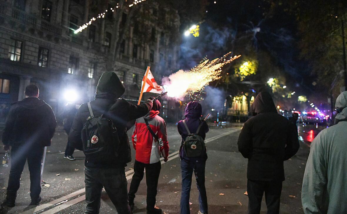 Gruzijas policija demonstrantus izklīdina ar asaru gāzi un ūdens lielgabaliem