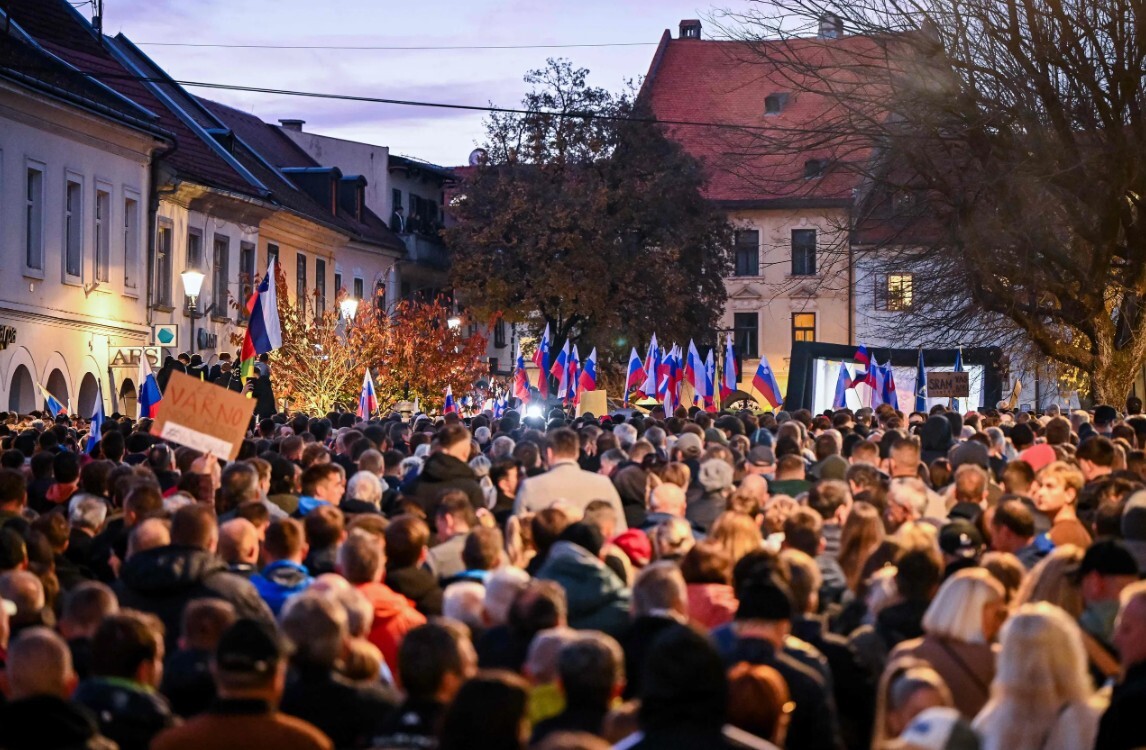 Slovēnijas pilsētā tūkstošiem cilvēku protestē pēc roma uzbrukuma