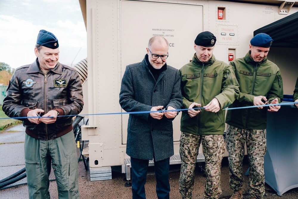 Lielvārdē atklāts helikopteru “Black Hawk” lidojumu mācību simulators