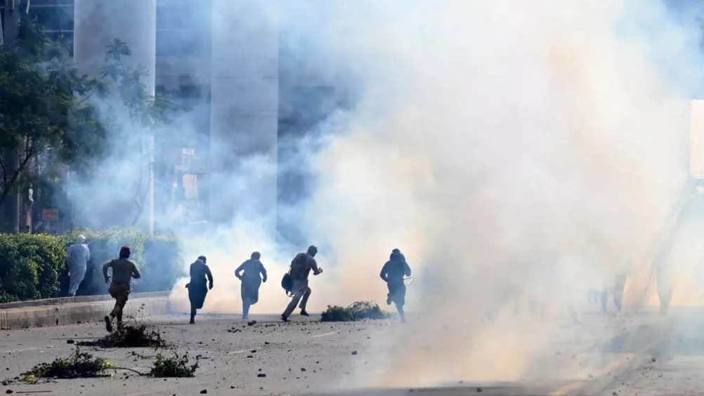 Pakistānas islāmisti pēc vardarbīgiem protestiem pret Izraēlu dodas gājienā uz galvaspilsētu