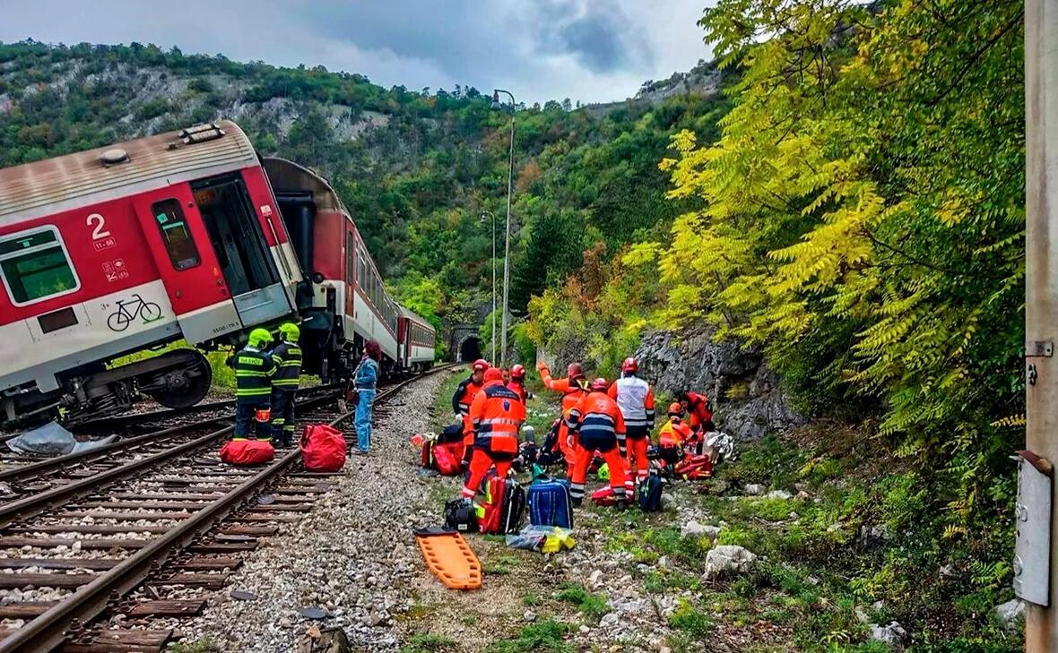Divu ātrvilcienu sadursmē Slovākijā vairāki desmiti ievainoto
