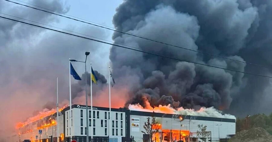 Pēc Krievijas raķešu un dronu trieciena Ļvivā izraisījies ugunsgrēks industriālajā parkā