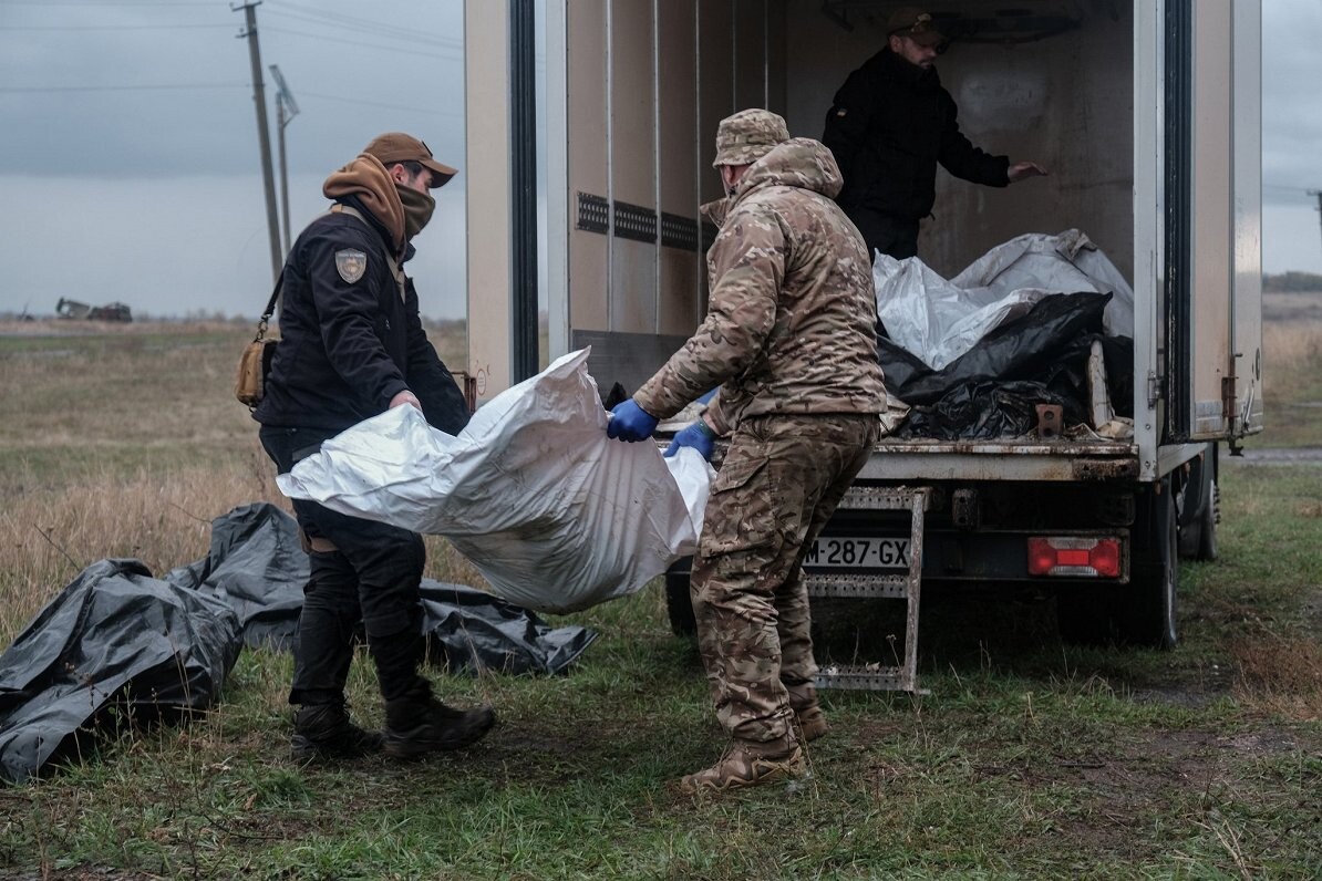 Krievija atdevusi Ukrainai vēl 1000 cilvēku mirstīgās atliekas