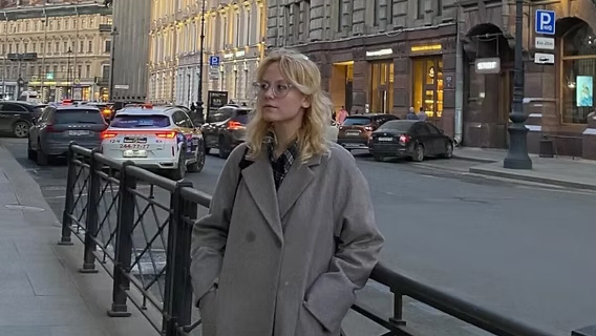 Video: Sanktpēterburgā aizturēta “ārvalstu aģentu” dziesmas izpildījusī ielu mūziķe