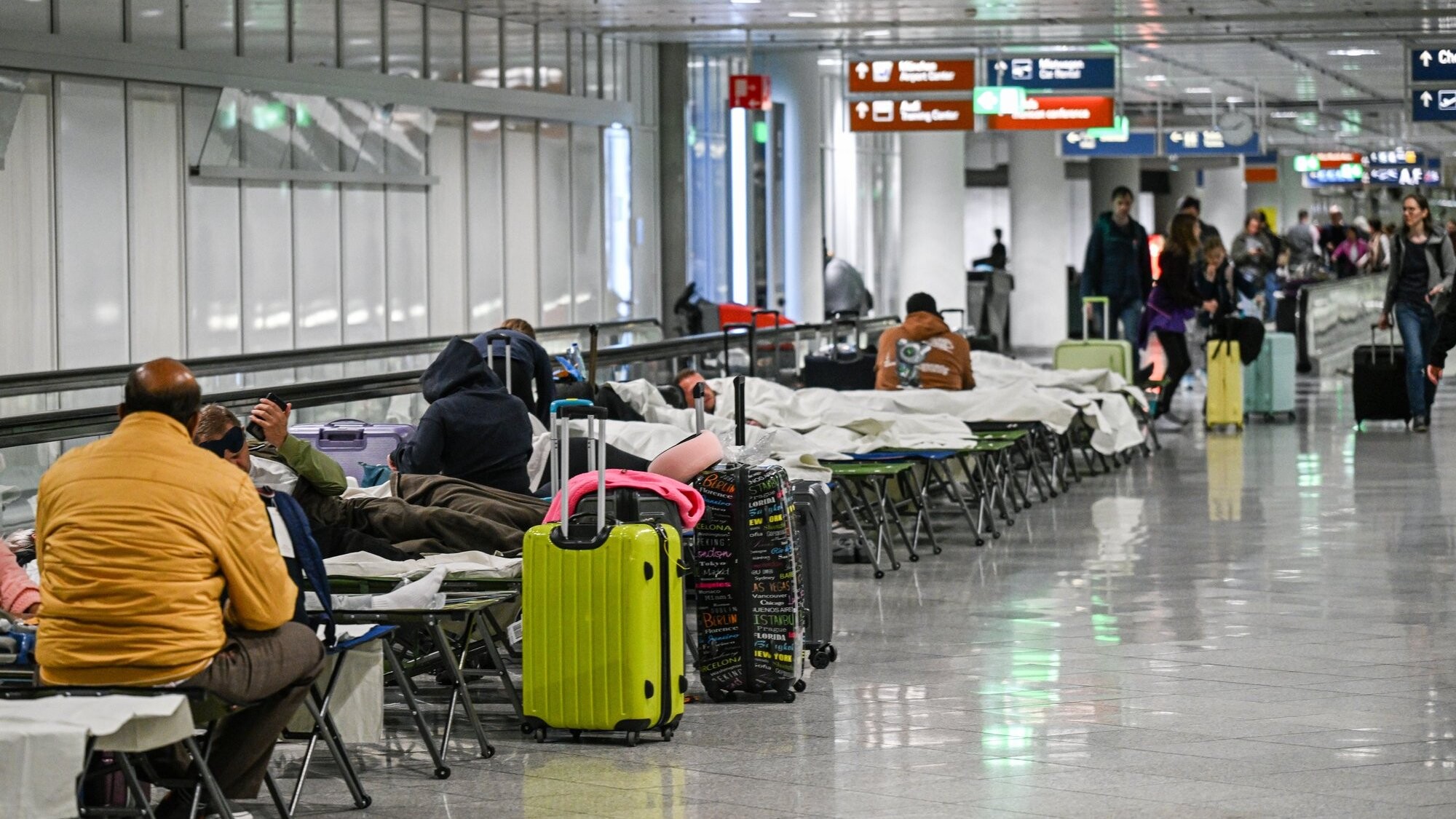 Minhenes lidosta atsākusi darbību
