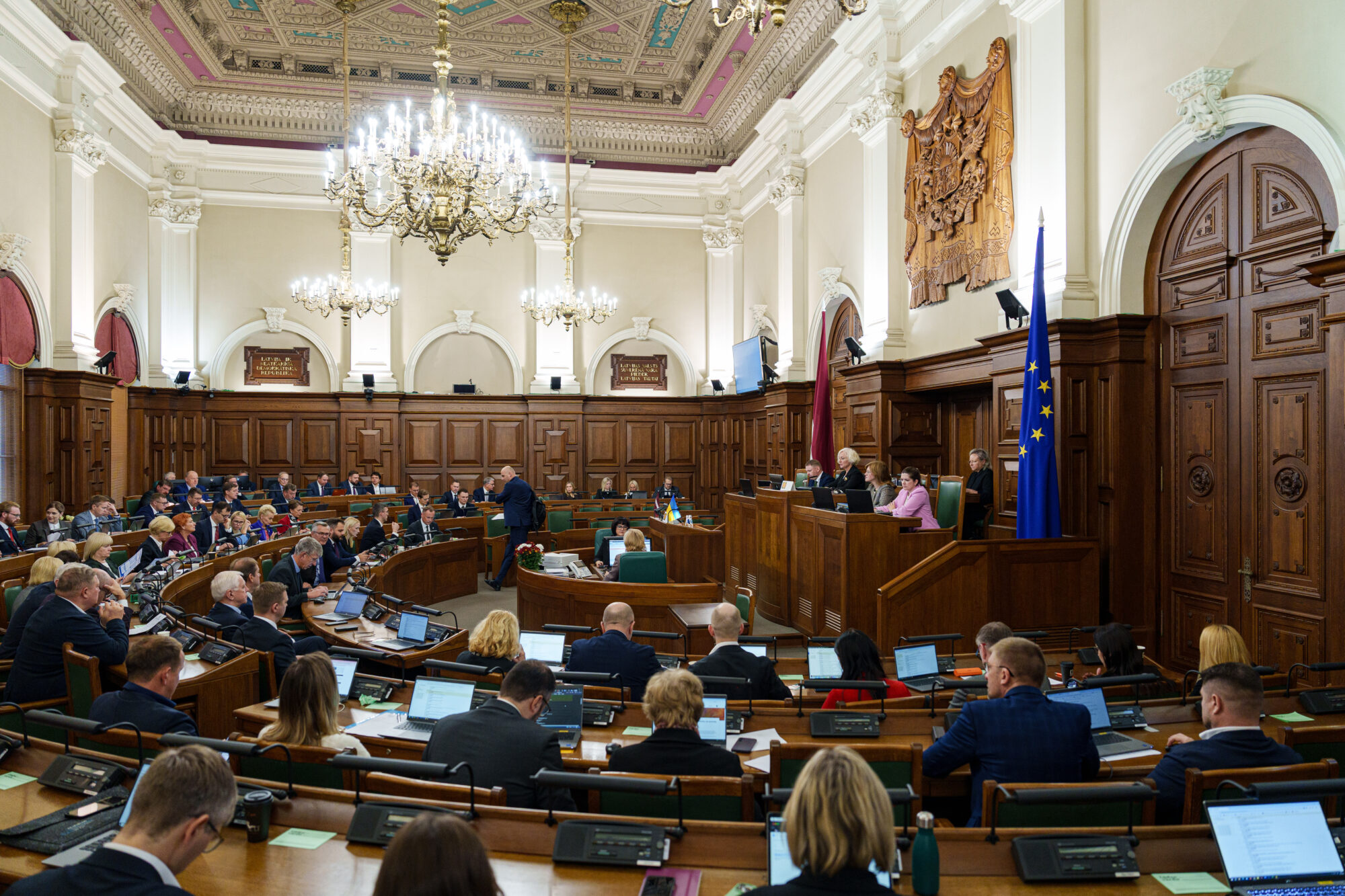 Saeimā sāks vētīt nākamā gada budžeta projektu ar 18 miljardu eiro tēriņiem un prāvu budžeta deficītu
