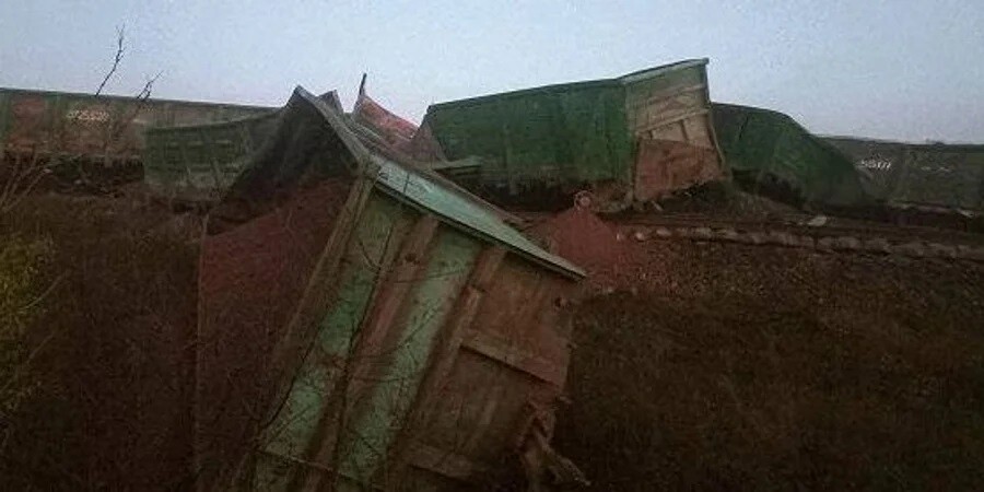 Ukraiņu pretestības kustības dalībnieki nolaiduši no sliedēm vilcienu ar krievu kara materiāliem