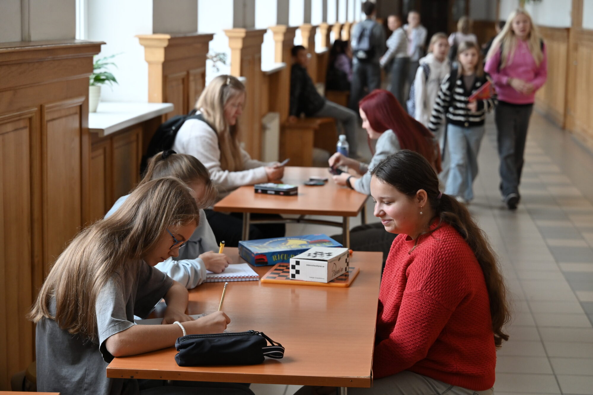 Foto: Skola bez telefoniem: Liepājā bērni atkal mācās sarunāties un spēlē bumbu starpbrīžos