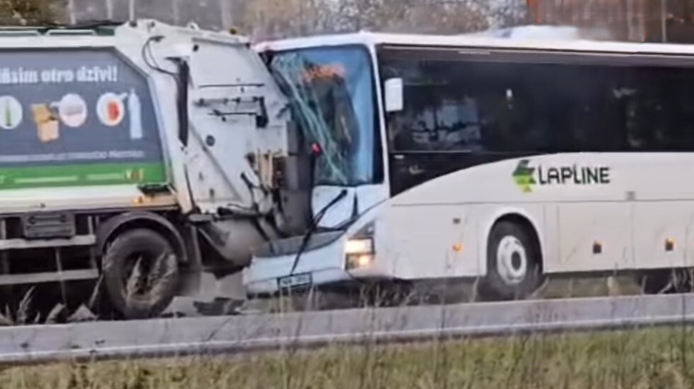 Video: Uz Rīgas-Liepājas šosejas LAP satiksmes autobuss sadūries ar gružvedēju