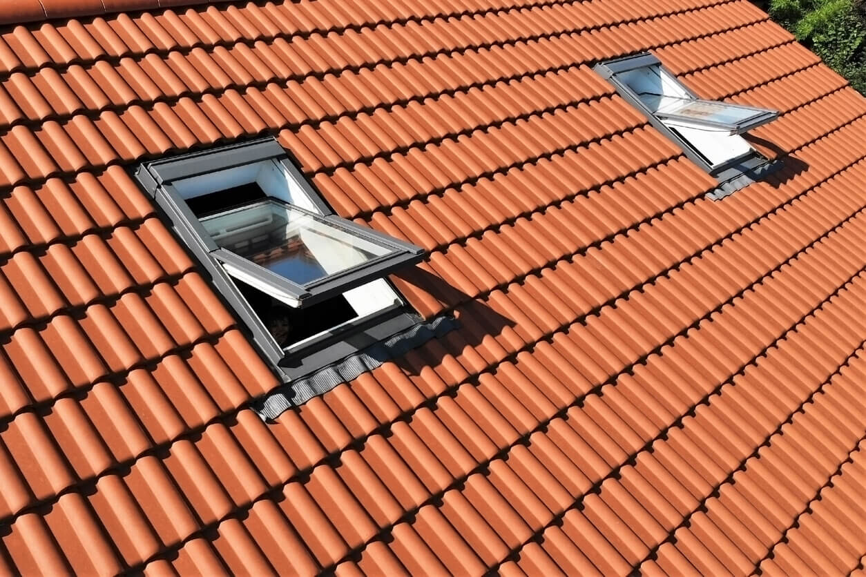 Kā izvēlēties jumta logus bēniņiem: gaismas, ventilācijas un estētikas līdzsvars