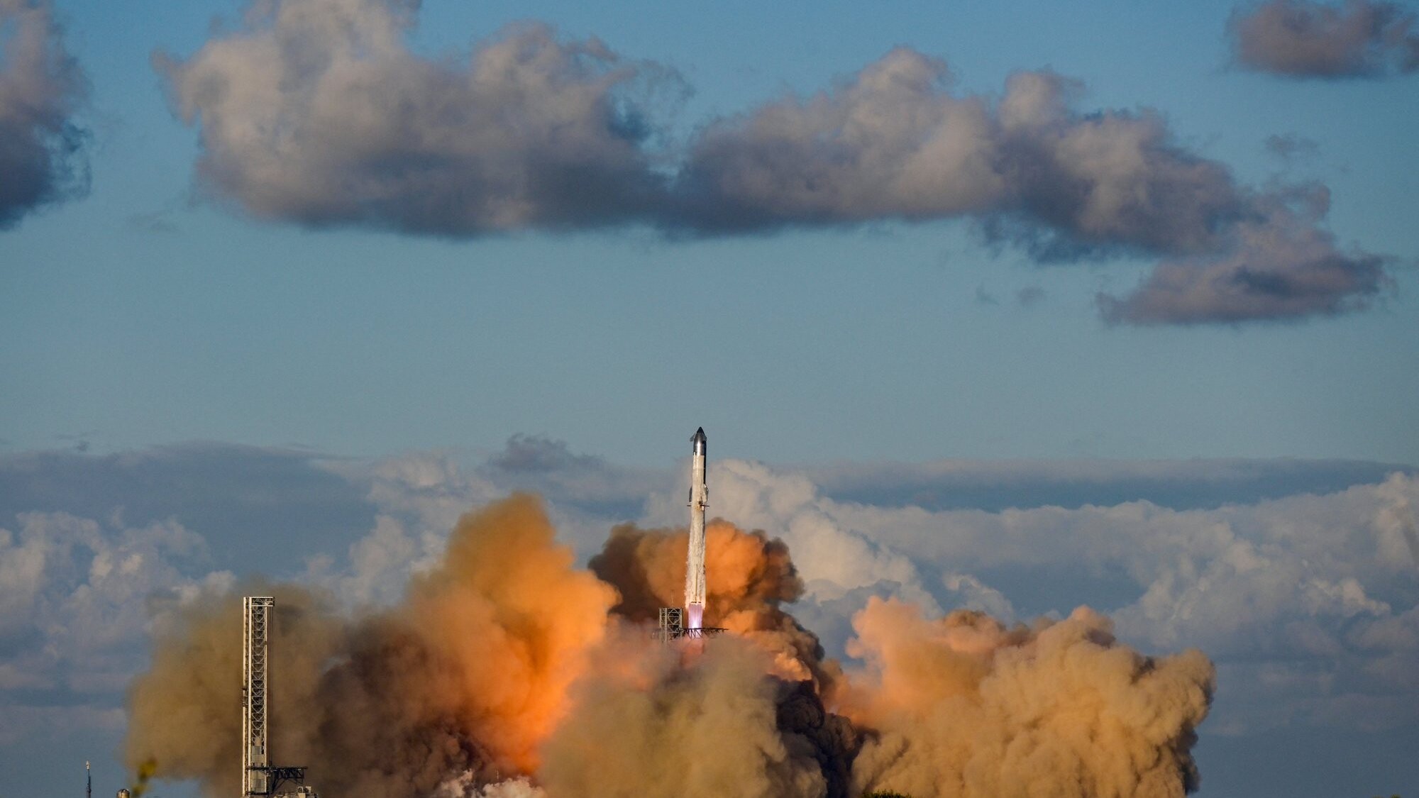 “Starship” pabeidz veiksmīgu izmēģinājuma lidojumu