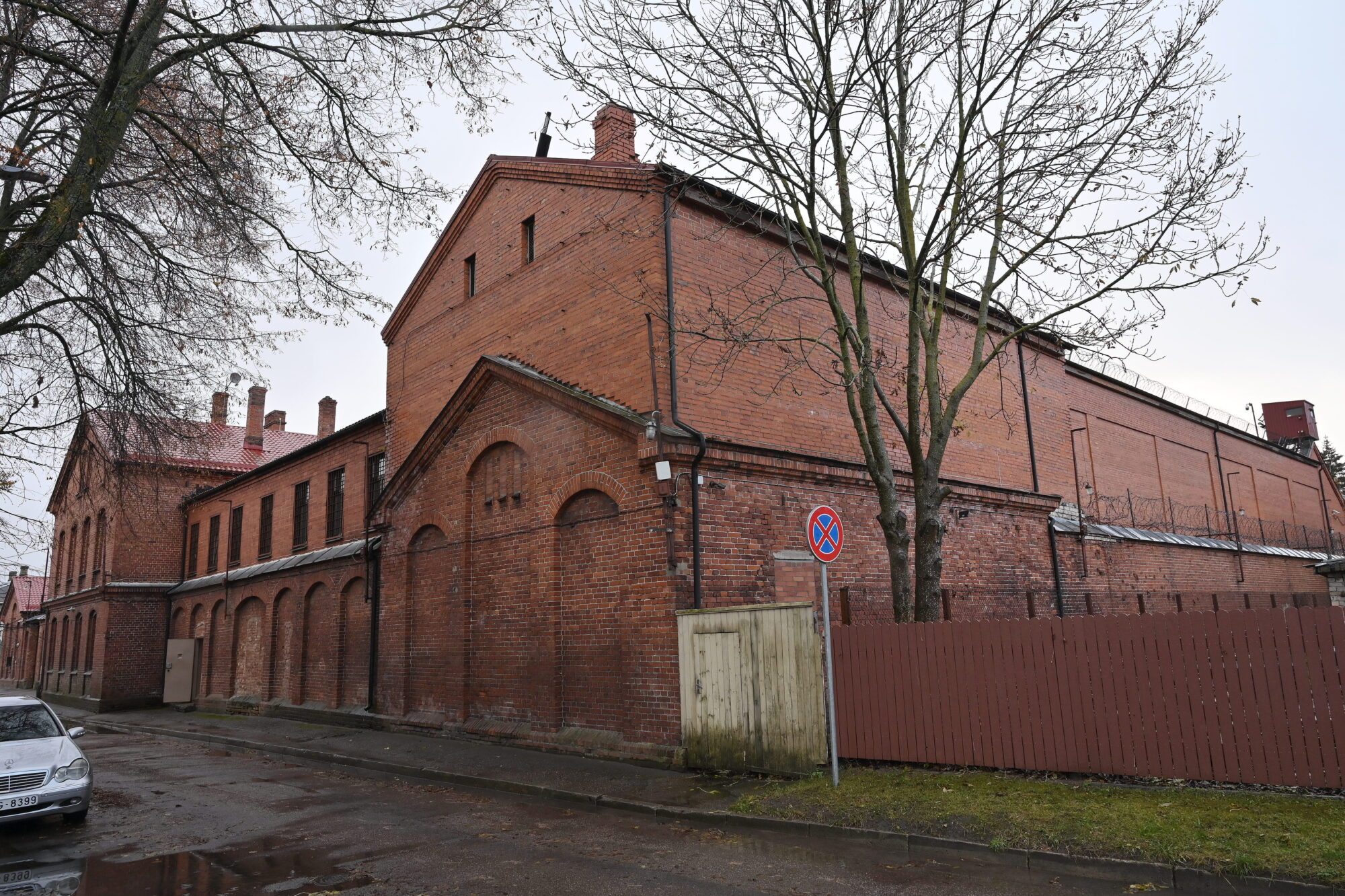 Liepājas cietumā mēģina nogādāt telefonus, kas paslēpti ledusskapī