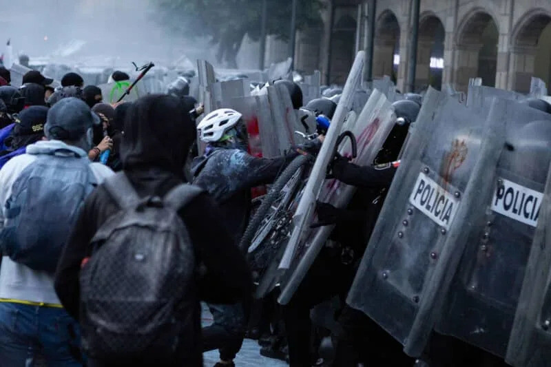 Mehiko 1968. gada studentu slaktiņa atcerei veltītā demonstrācijā ievainoti 120 cilvēki
