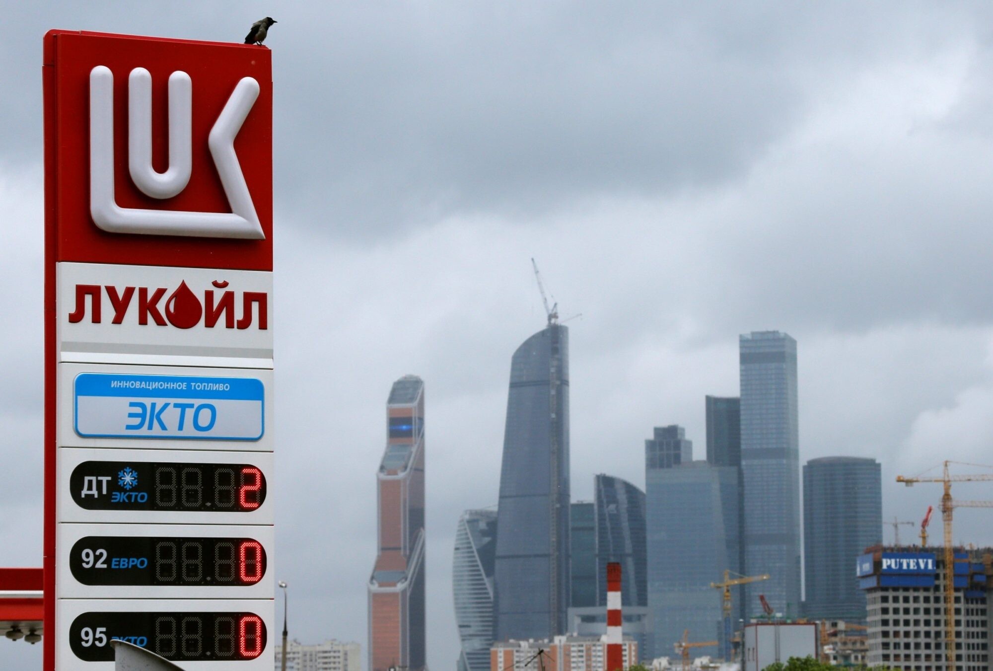 “Lukoil” pārdos aktīvus ārvalstīs ASV noteikto sankciju dēļ