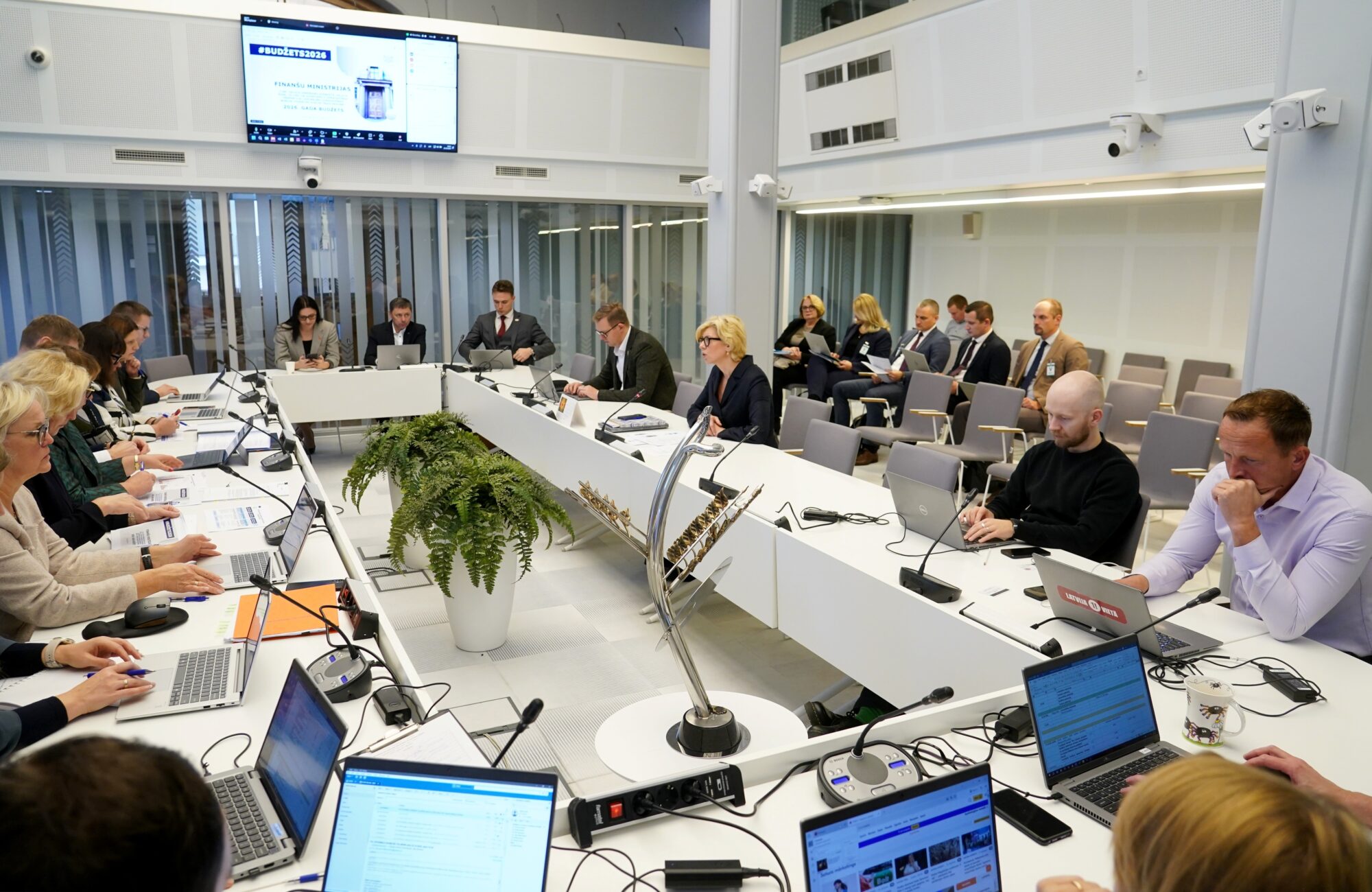 Finanšu ministrija un Ekonomikas ministrija apņēmušās taupīt ar administratīvo izdevumu mazināšanu