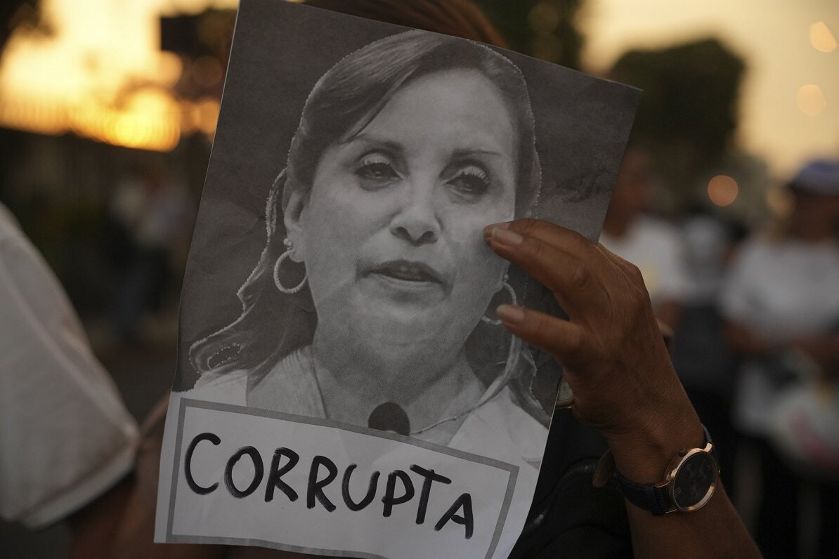 Peru Kongress atceļ no amata prezidenti Boluarti