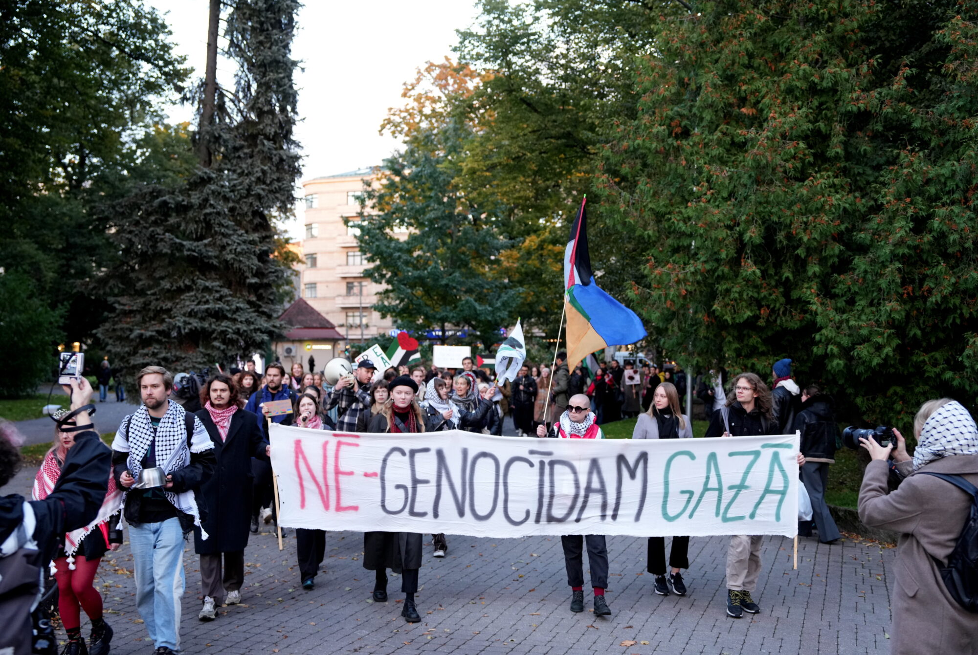 Rīgas centrā notiek gājiens palestīniešu atbalstam