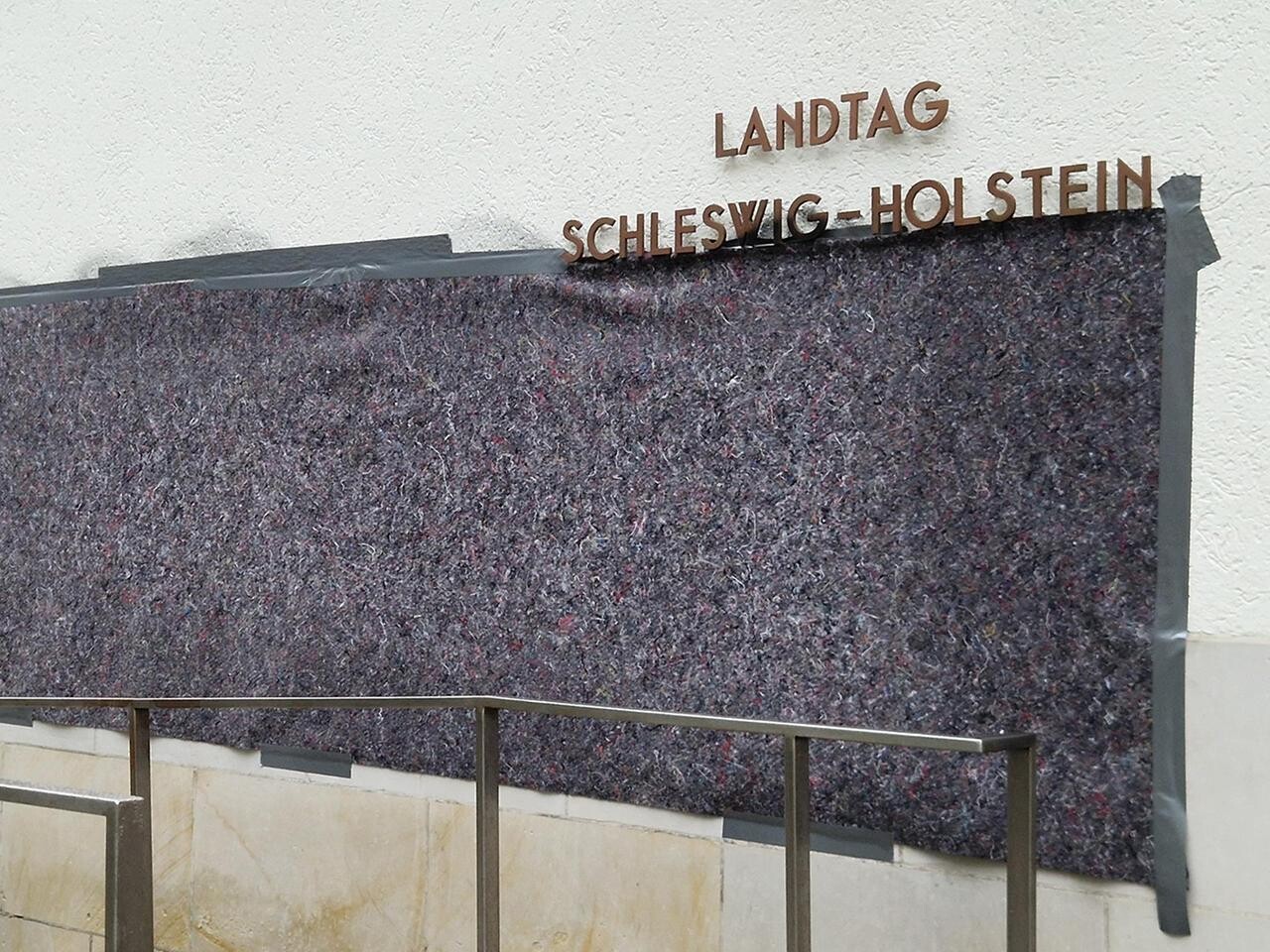 Vācijas Šlēsvigas-Holšteinas federālās zemes landtāga ēka apķēpāta ar saukļiem palestīniešu atbalstam