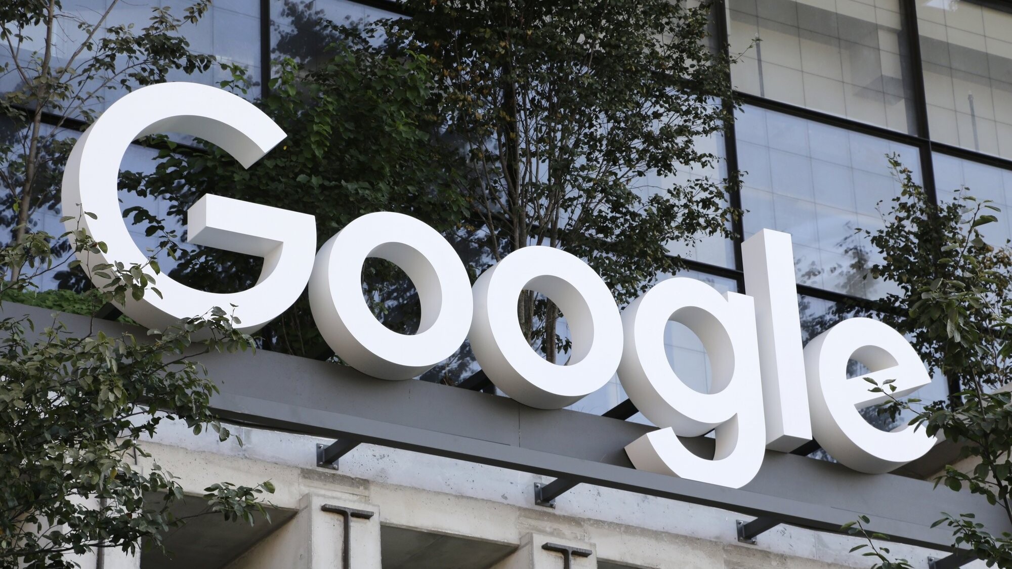 EK liek “Google” dalīties ar meklēšanas datiem un atvērt “Android” operētājsistēmu konkurējošiem MI pakalpojumiem