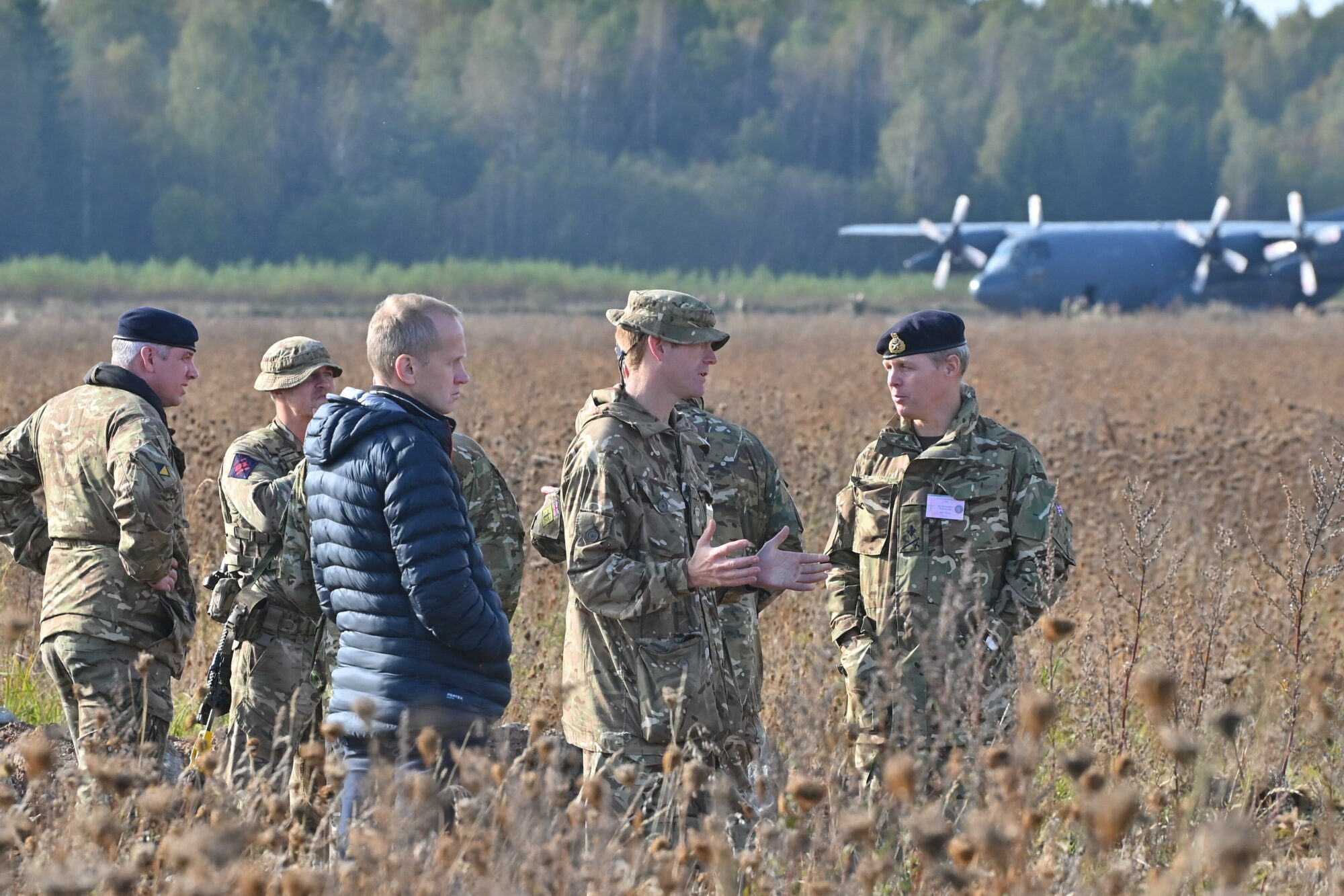 Foto un video: Debesīs virs Vaiņodes manāmi F-18 iznīcinātāji – norisinās grandiozas starptautiskās militārās mācības