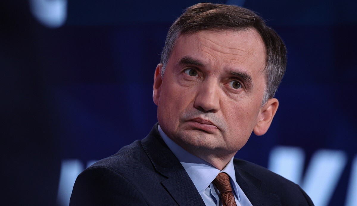 Polijas prokuratūra vēlas aizturēt bijušo tieslietu ministru Zbigņevu Zjobro