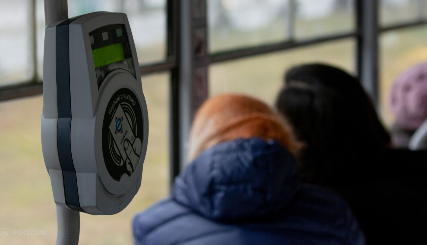Aizturēts “TikTok” “varonis”, kurš Rīgas autobusā nolamāja biļešu kontrolieri