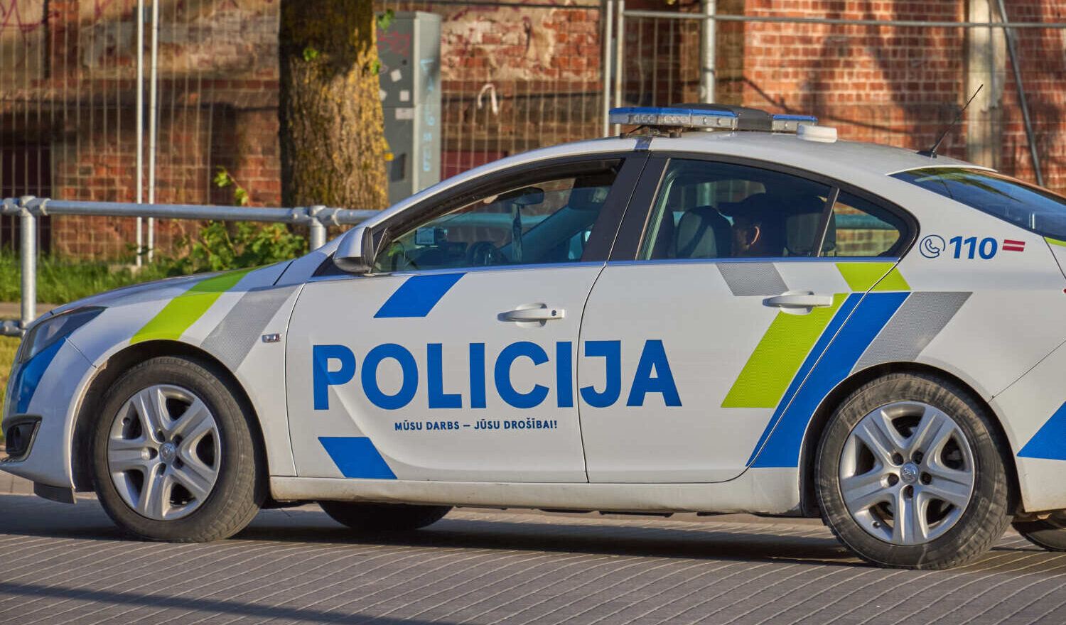 Nobraucot no Tramvaja tilta, “Mercedes” uztriecas “Audi”