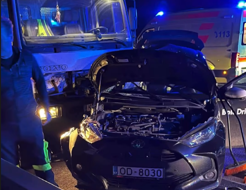 Avārijas dēļ pie Jelgavas bloķēta satiksme uz šosejas pārvada pār dzelzceļu