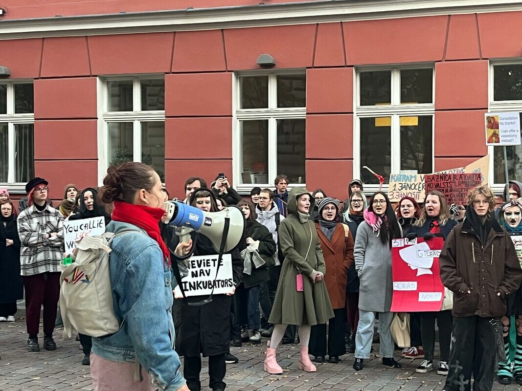 Pie Saeimas protestē pret NA un LPV politiķu rosinājumu prasīt sievietēm pirms aborta obligāti piedalīties konsultācijās