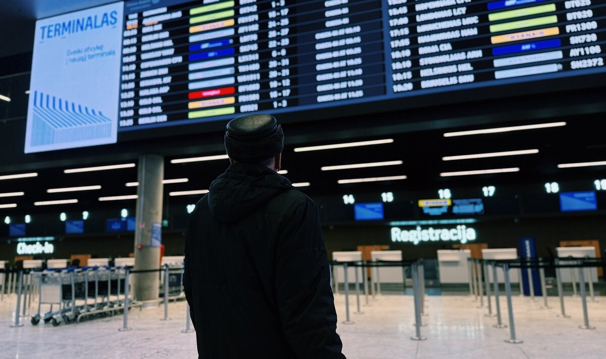 No Baltkrievijas ielidojušu kontrabandas balonu dēļ uz laiku nācies slēgt Viļņas lidostu