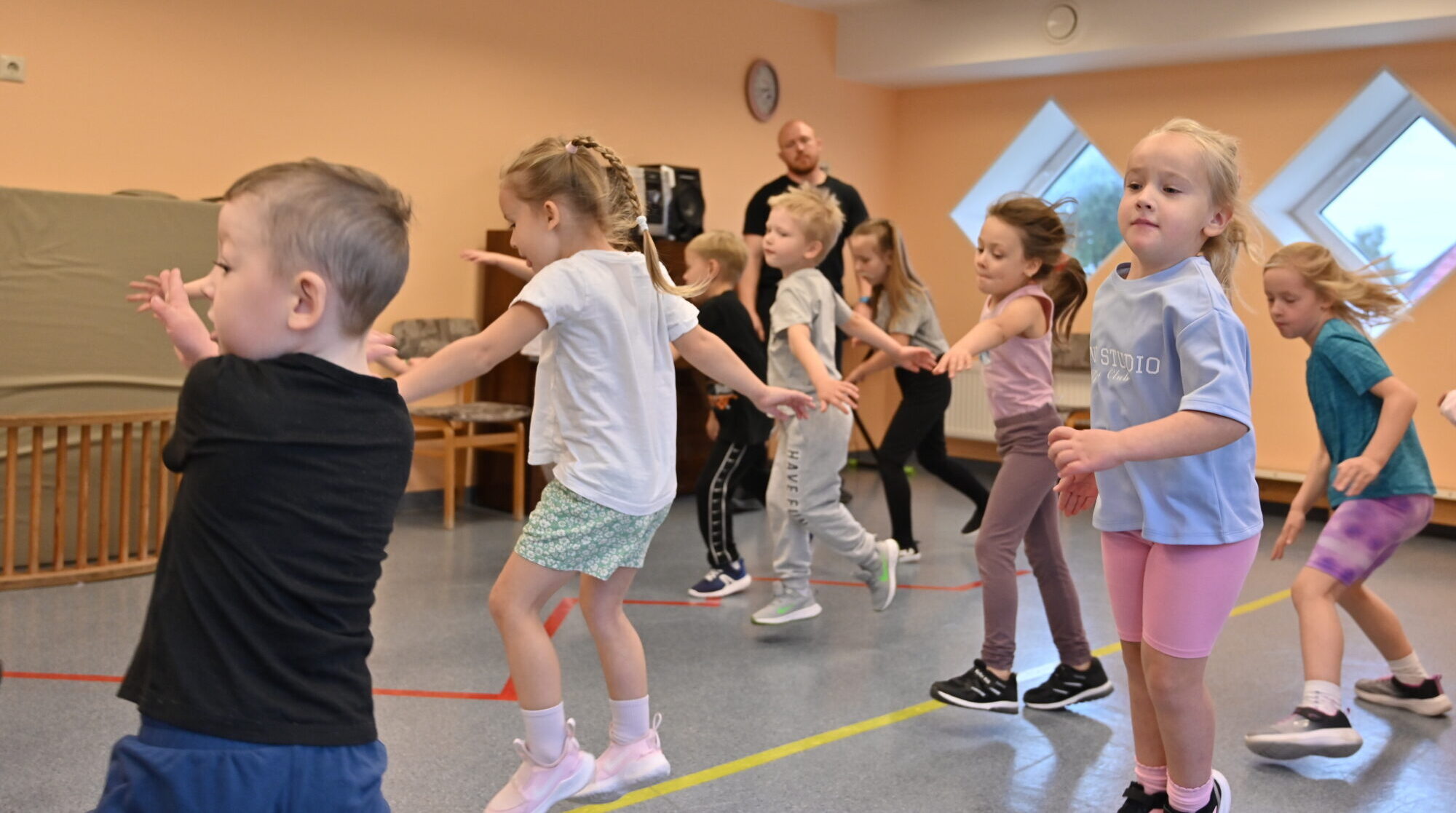 Foto: No baseina līdz sporta klasei – Liepājas pieredze bērnu fiziskās sagatavotības stiprināšanā
