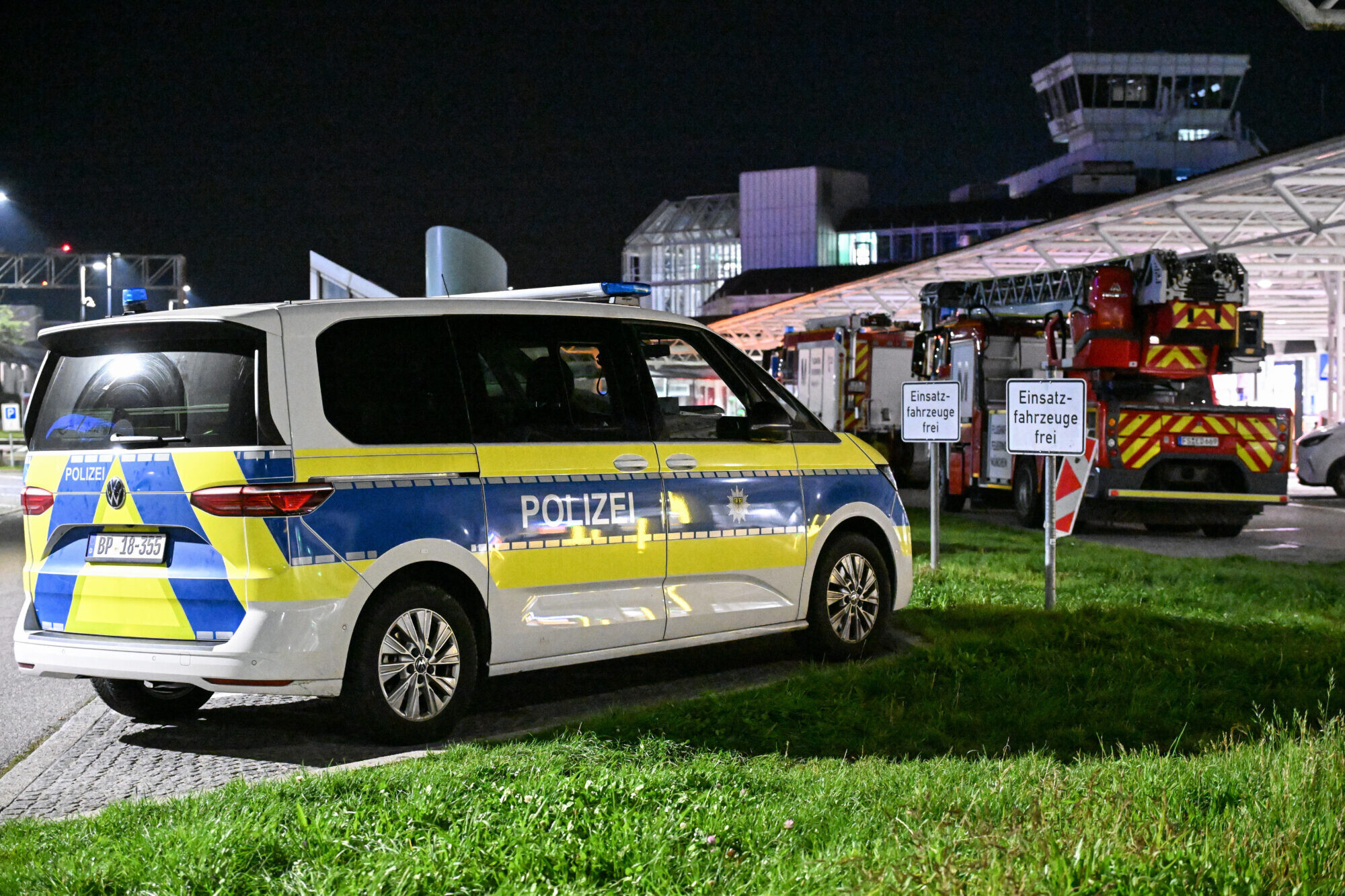 Minhenes lidostā atcelti reisi dronu dēļ