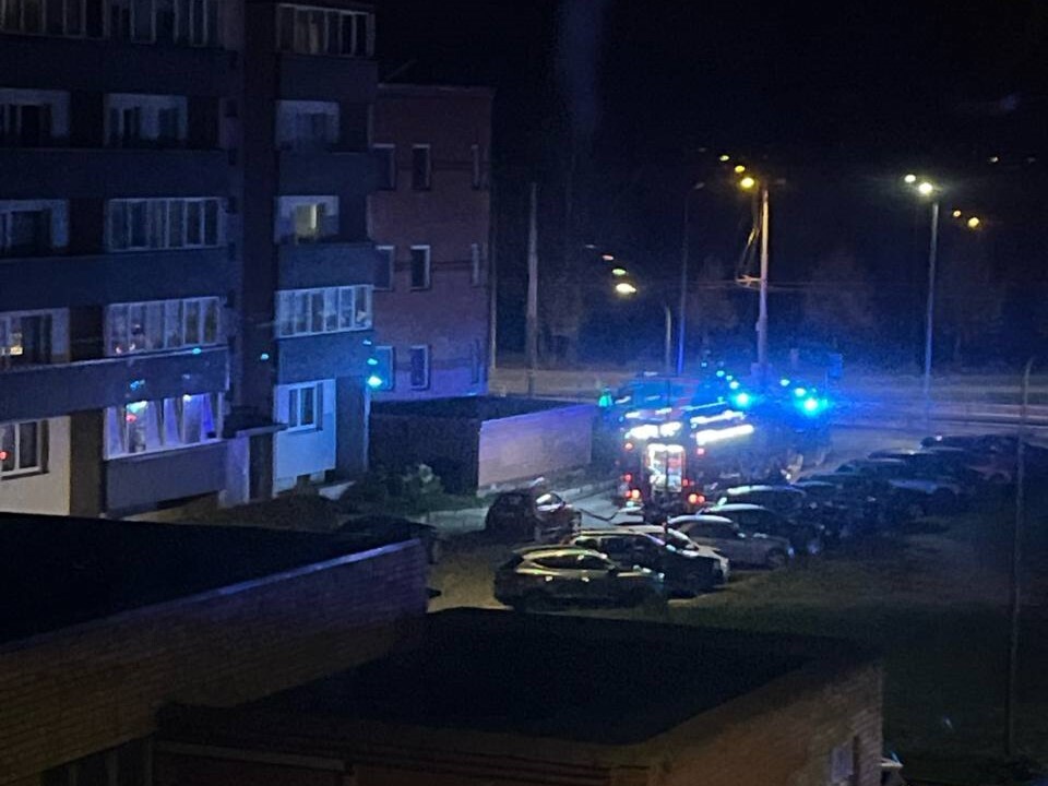 Video: Sila ielā Liepājā deg dārza māja, M.Ķempes ielā – atkritumi