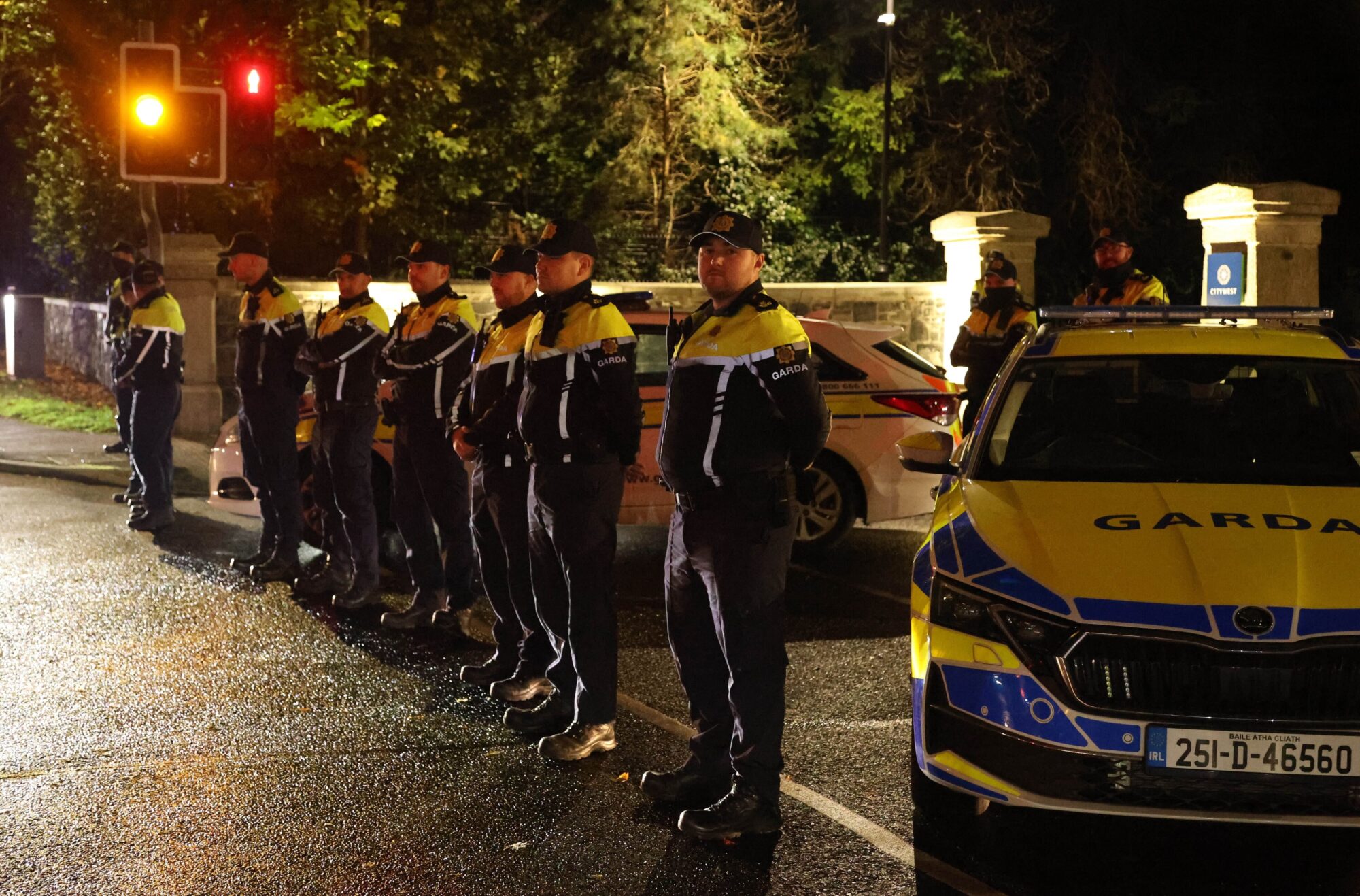 Dublinas pievārtē izceļas policijas sadursmes ar protestētājiem pie patvēruma meklētāju viesnīcas