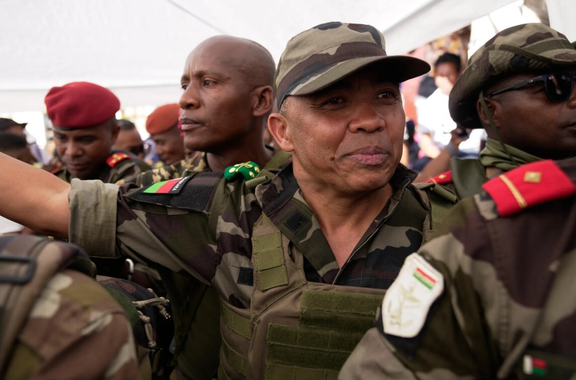 Madagaskaras armija pārņem varu valstī pēc protestiem un prezidenta aizbēgšanas