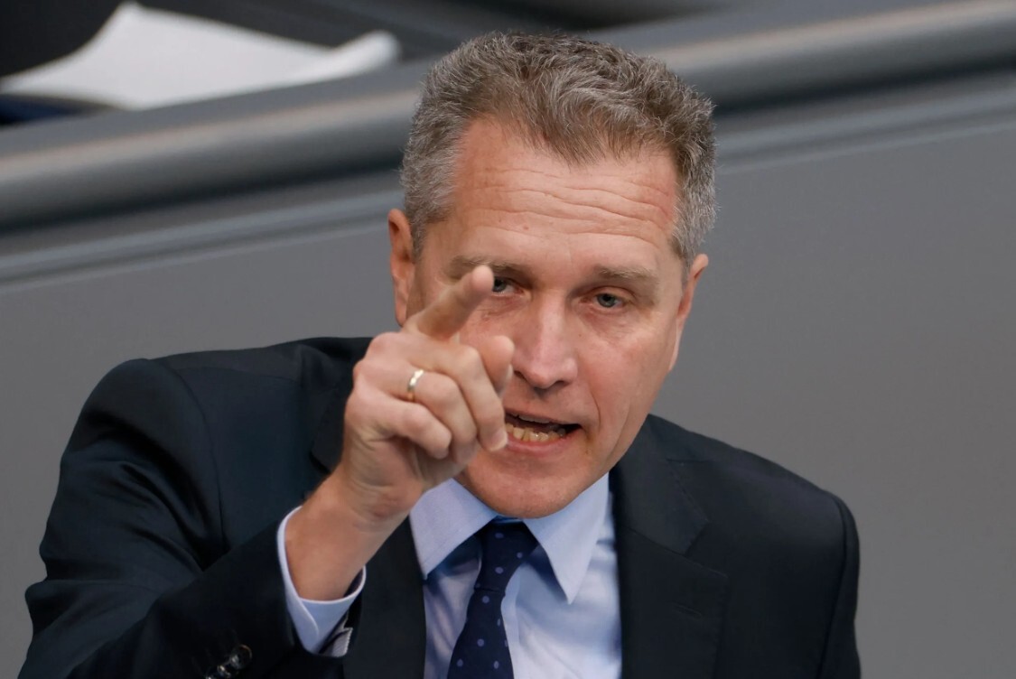 AfD politiķim piespriež naudas sodu par ierakstu ar Hitlera sveicienu