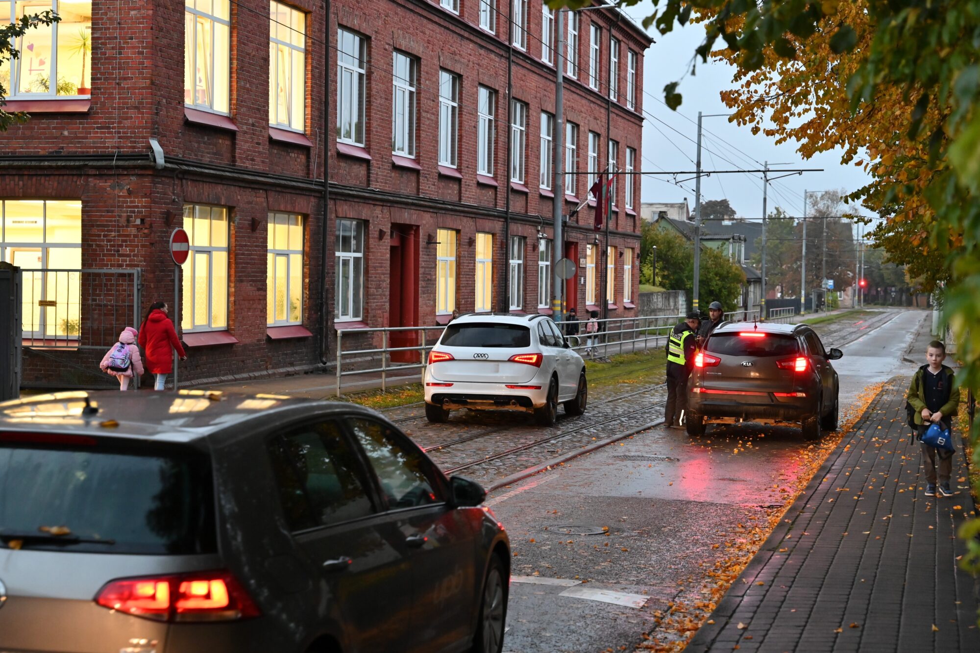 Foto: Bīstamā rīta rutīna pie Čakstes skolas Liepājā – vecāki izlaiž bērnus uz tramvaja sliedēm