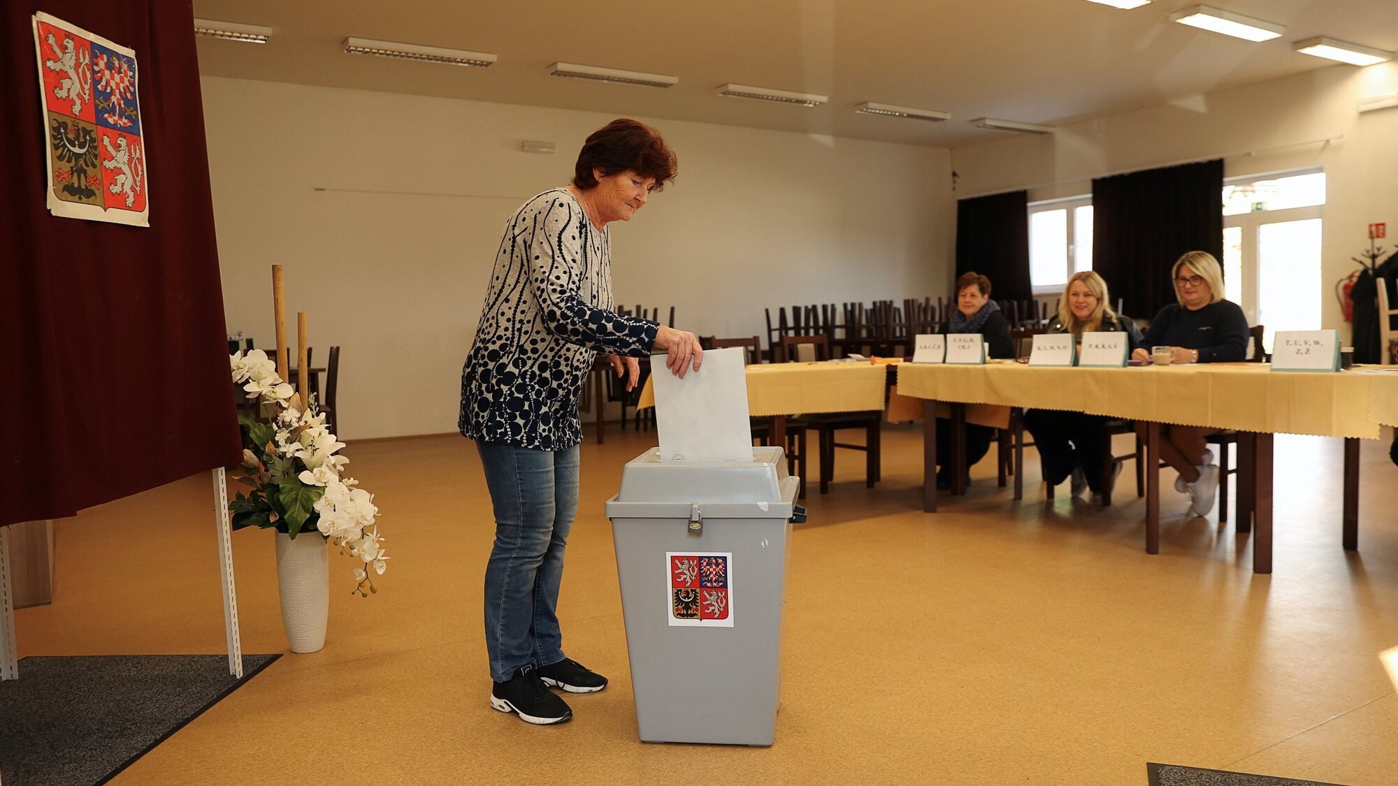 Čehijā sākas balsošana parlamenta vēlēšanās