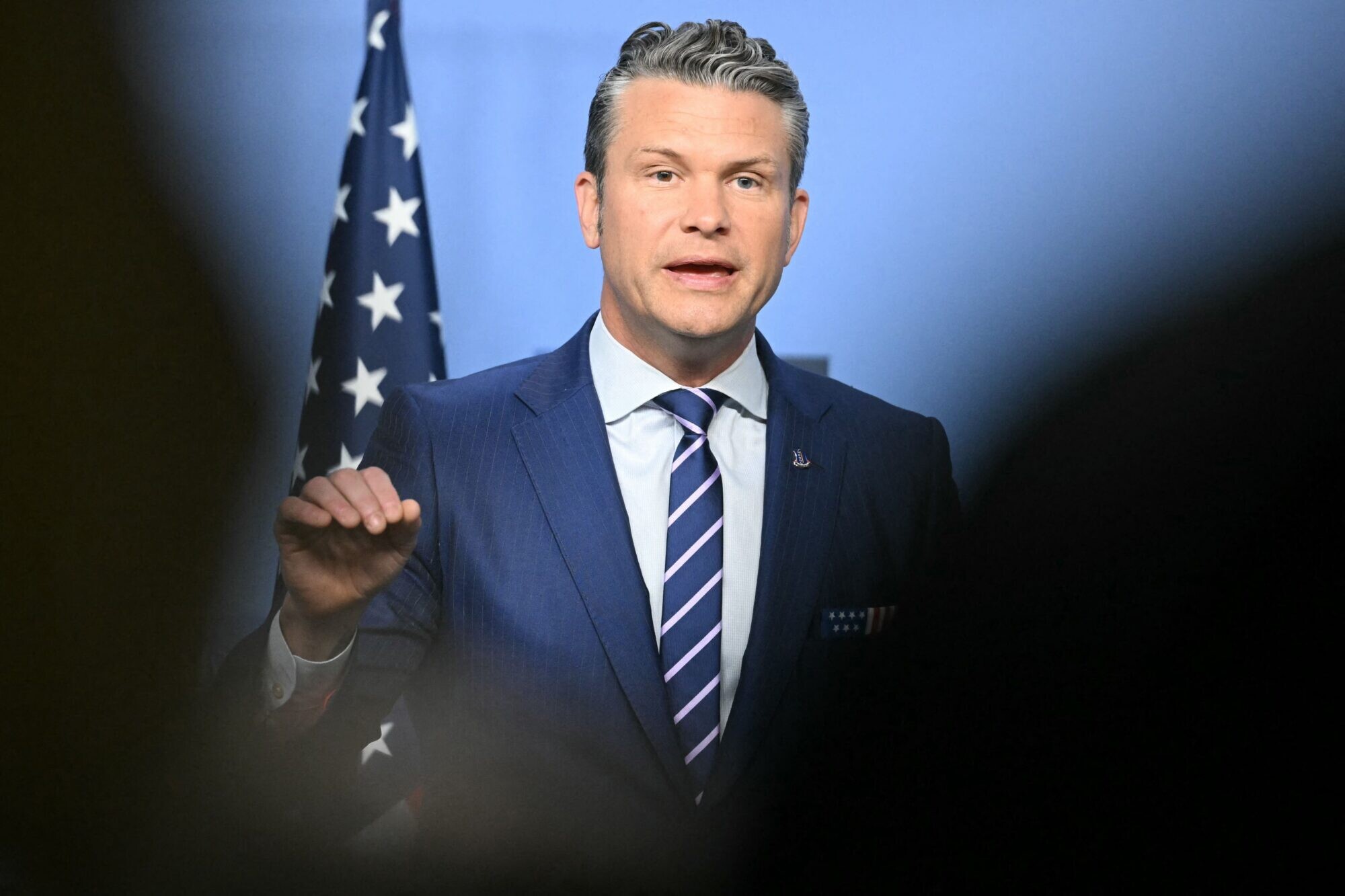 ASV aizsardzības ministra lidmašīna veic ārkārtas nosēšanos Lielbritānijā