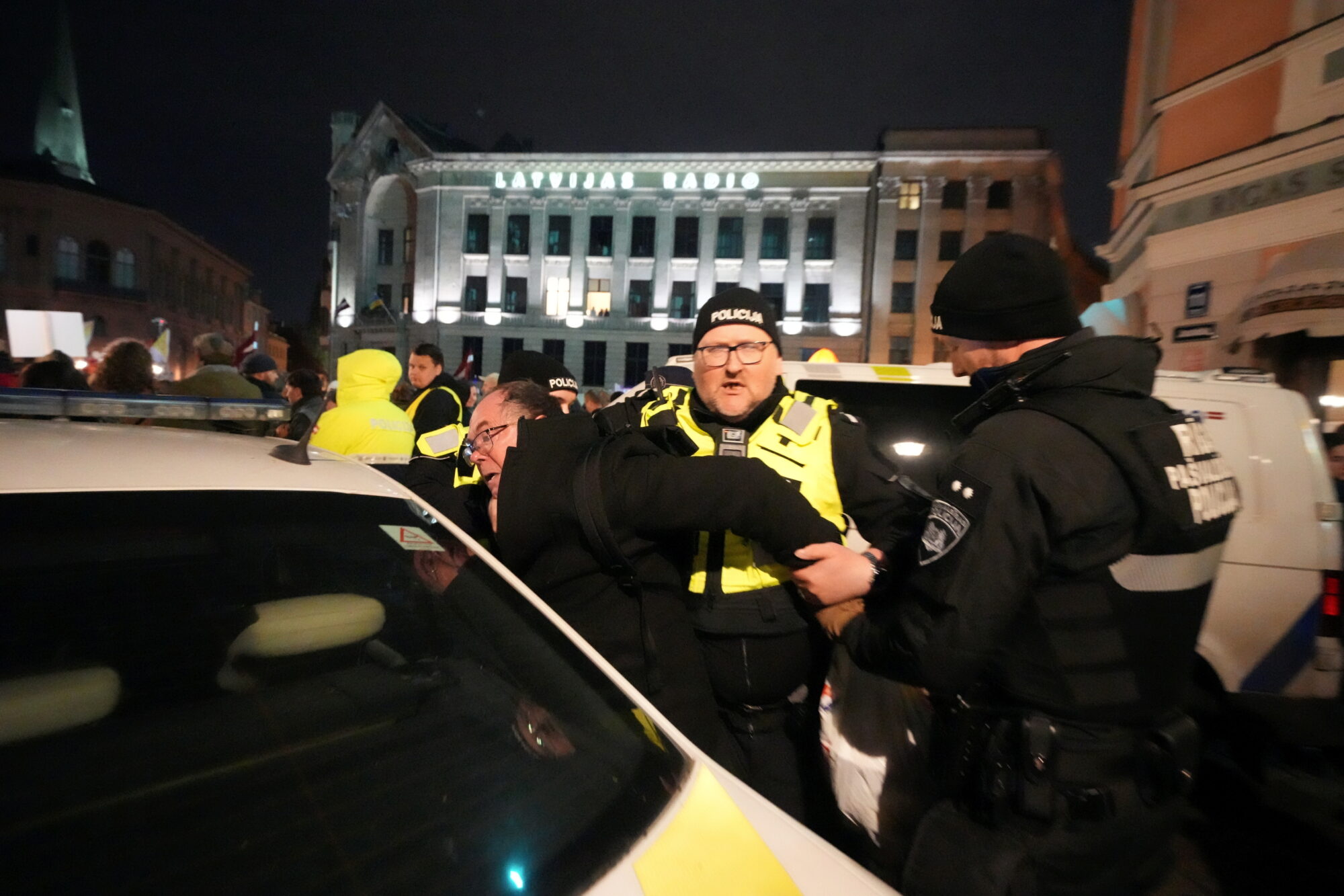 Doma laukumā notiekošā protesta laikā par vardarbību un nepakļaušanos policistiem aizturētas divas personas