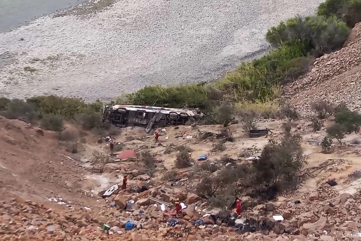 Peru autobuss iegāzies aizā; 37 bojāgājušie