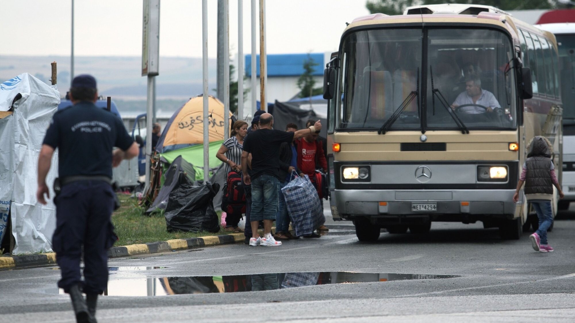 Grieķijā nekārtībās migrantu centrā ievainoti divi policisti, 30 migranti aizturēti