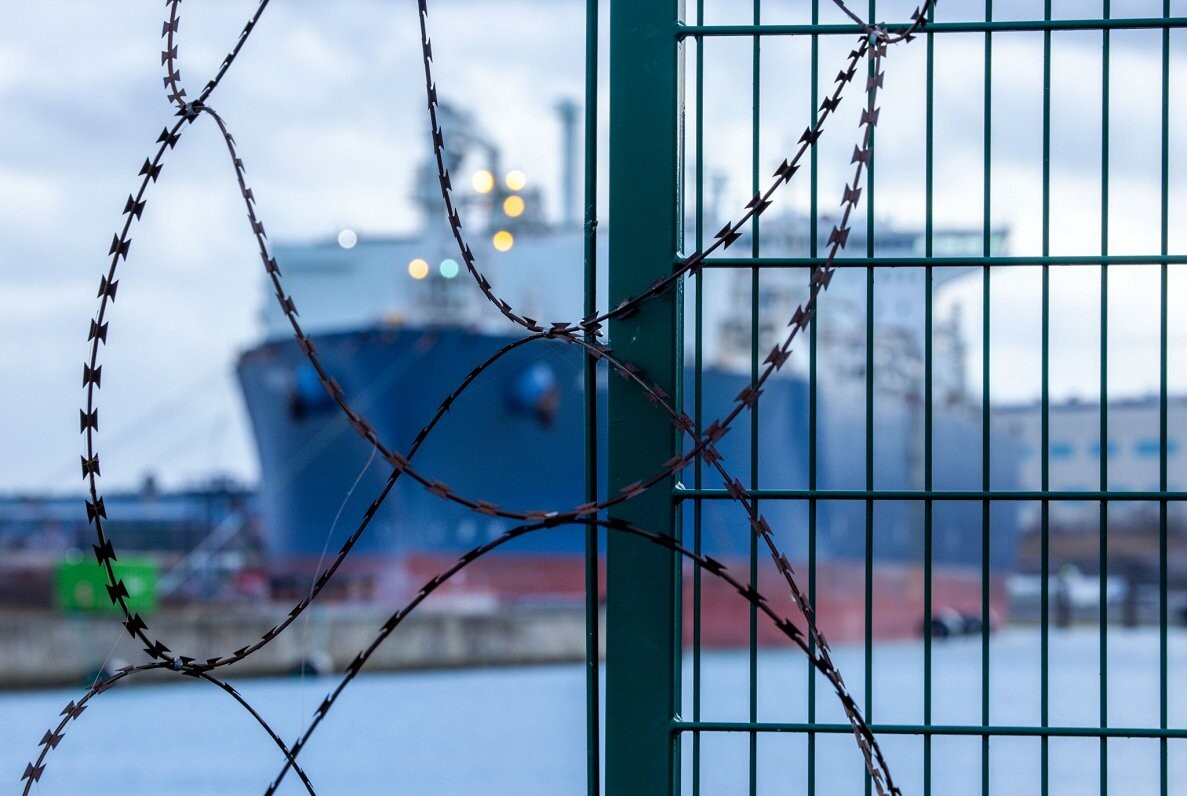 Latvija identificējusi aptuveni 10% no pērn ES sankciju sarakstā iekļautajiem Krievijas “ēnu flotes” kuģiem