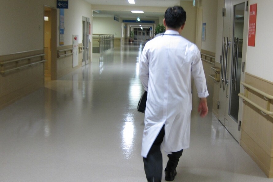 Slimnīcu biedrība aicina noteikt veselības nozarei izņēmumu ierobežojumā palielināt personāla izmaksas