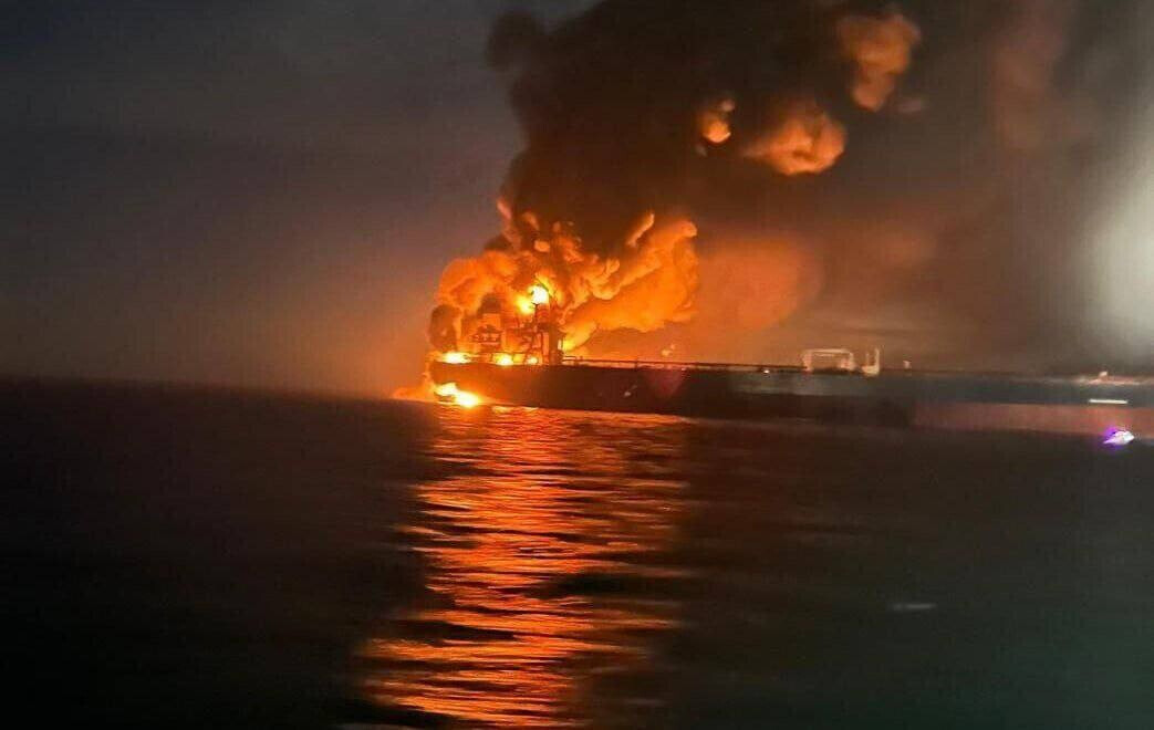 Melnajā jūrā aizdegušies divi Krievijas “ēnu flotes” tankkuģi