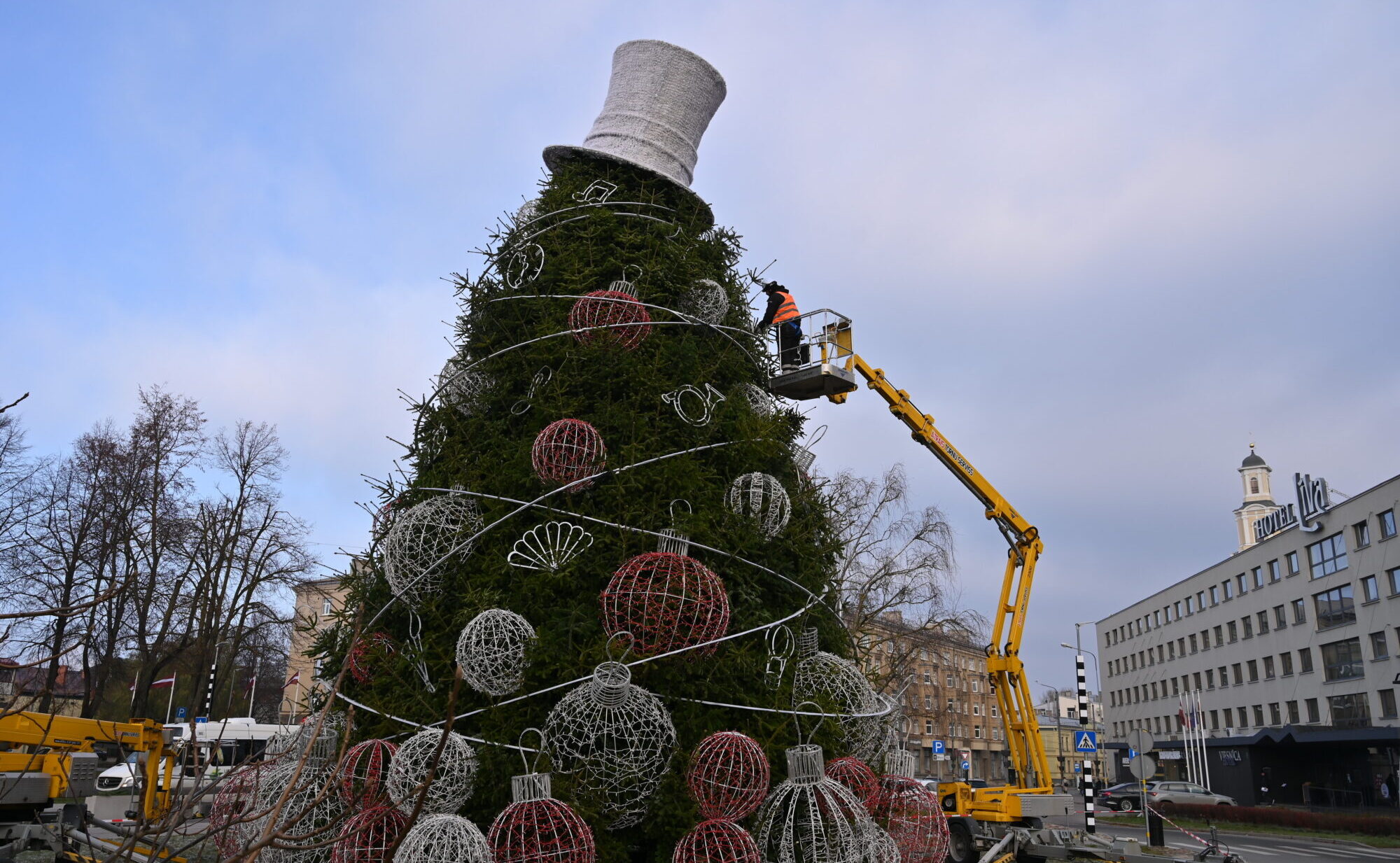 Foto: Svētku gaismas pārņem Liepāju. Rožu laukuma egle un izgaismotais Jūrmalas parks atklāj svētku sezonu