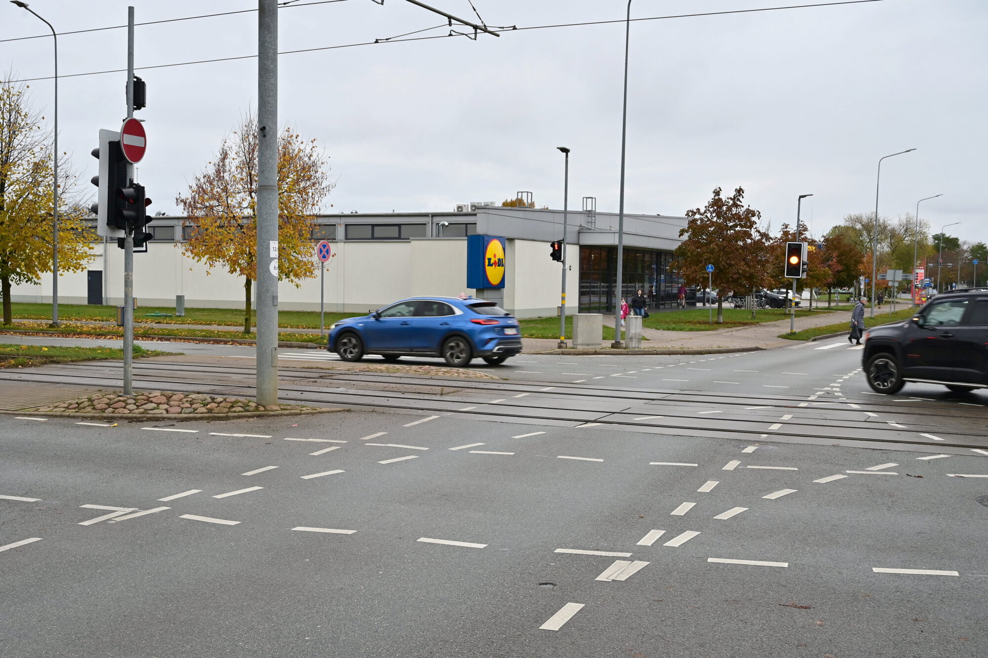 Izvērtē bīstamo kreiso pagriezienu Ganību un Mirdzas Ķempes ielas krustojumā – slēgt nevar