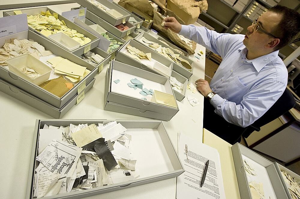 “Stasi” dokumentu rekonstrukcija joprojām ir roku darbs