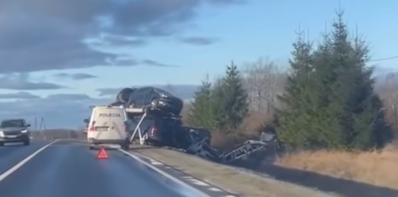 Video: Uz A9 sestdienas rītā avarējis auto treileris